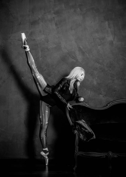 Junge Ballerina im Ballettkostüm tanzt, spürt den Atem des Lebens und der Freiheit - Foto, Bild