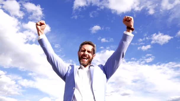 Šťastný profesionální chlap křičí dělat vítězné gesto na obloze, vítězství - Záběry, video