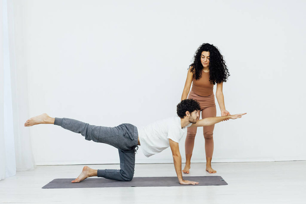 Мужчина и женщина делают упражнения йога асана фитнес гимнастика - Фото, изображение