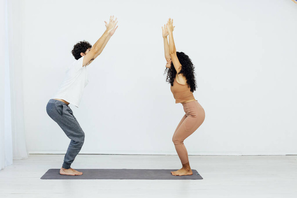 Άνδρας και γυναίκα που κάνει ασκήσεις γιόγκα asana γυμναστήριο γυμναστική - Φωτογραφία, εικόνα