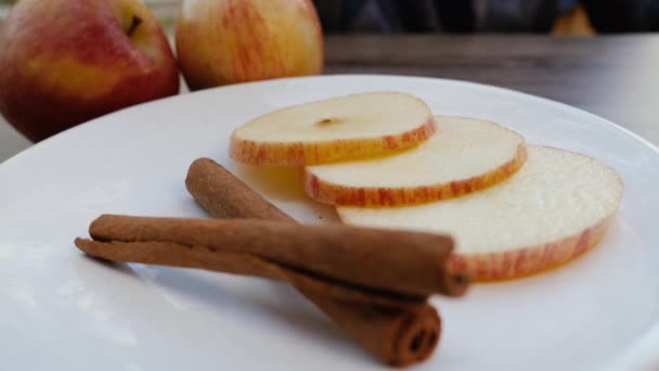Jablečné plátky se skořicí, zdravá a osvěžující svačina. Přírodní organické potraviny životní styl pozadí. - Záběry, video