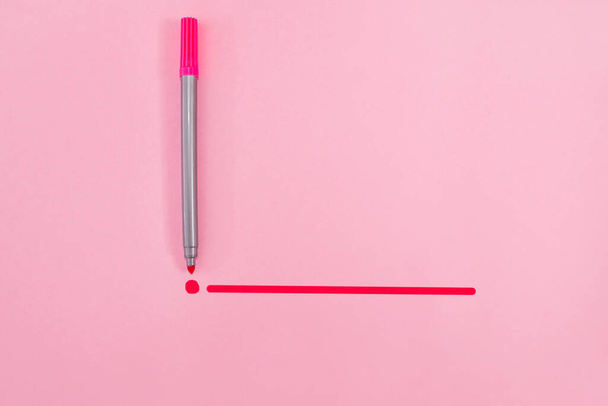 ピンクの背景にアウトラインから終点までのピンクのマーカー。創造性の発想の概念. - 写真・画像