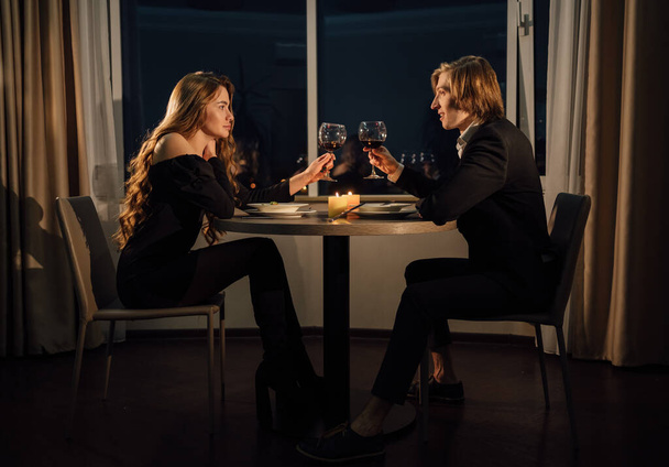 Ystävänpäivä juhla illallinen, pari rakastunut kotona juominen viiniä lasit, päivämäärä romanttinen illallinen kahdelle, Ystävänpäivä juhla käsite. kopioi tila - Valokuva, kuva
