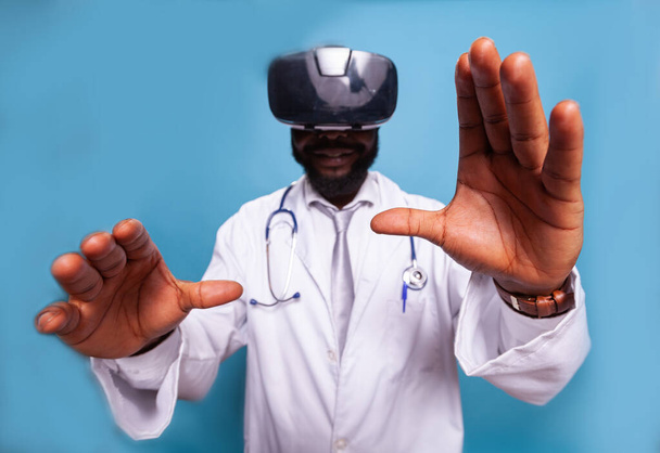 Primo piano delle mani del medico in movimento utilizzando occhiali di realtà virtuale - Foto, immagini