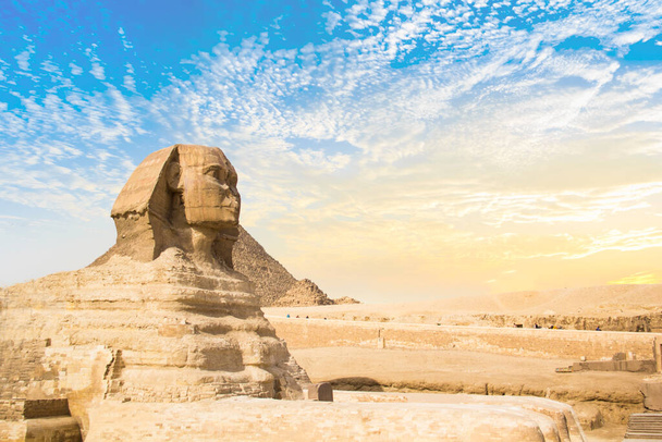 Великий Сфинкс на фоне пирамид фараонов Хеопса, Хафрена и Микерина в Гизе, Египет - Фото, изображение