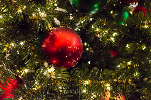 Χριστουγεννιάτικο δέντρο με κόκκινες μπάλες και αστέρια. Χειμερινές διακοπές φόντο. Υψηλής ποιότητας φωτογραφία - Φωτογραφία, εικόνα