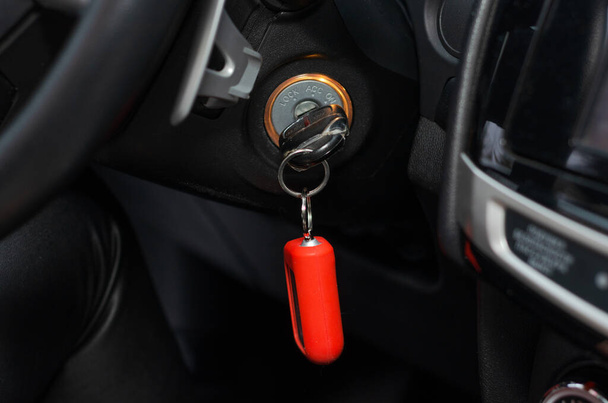 κλειδί με το κλειδί συναγερμού fob από το αυτοκίνητο στην κλειδαριά ανάφλεξης - Φωτογραφία, εικόνα