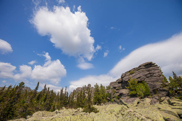 Pogodne skały na górze Zelenaya. Sheregesh, Rosja - Zdjęcie, obraz