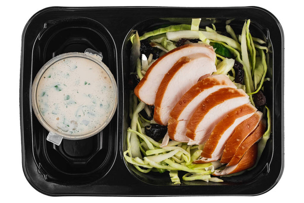 Lahodné jídlo v černé plastové krabici na bílém pozadí - Fotografie, Obrázek
