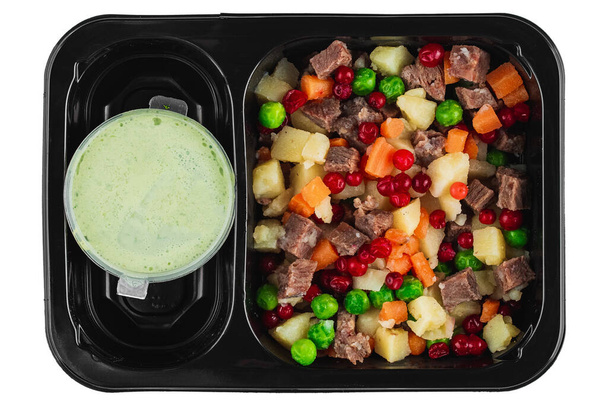 Pyszne jedzenie w czarnym plastikowym pudełku na białym tle - Zdjęcie, obraz