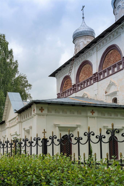 Russia, Staraya Russa, August 2021. One of the facades of an old church against the backdrop of a stormy sky. - Foto, Imagen