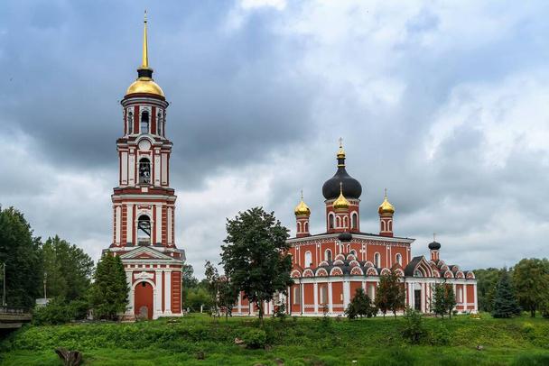Rusland, Staraya Russa, augustus 2021. Zicht op de kathedraal van de opstanding van Christus. - Foto, afbeelding