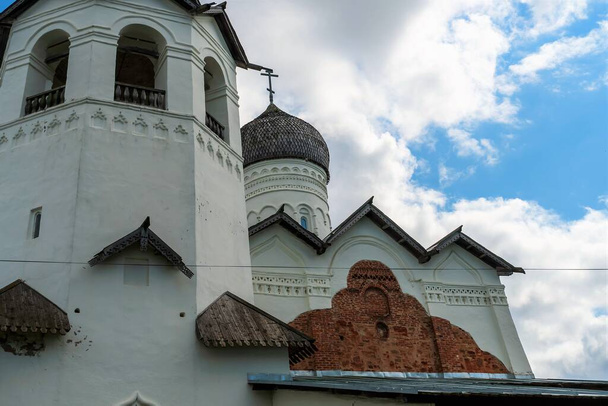 Rusland, Staraya Russa, augustus 2021. Bakstenen muur zonder gips op het fronton van de kerk. - Foto, afbeelding