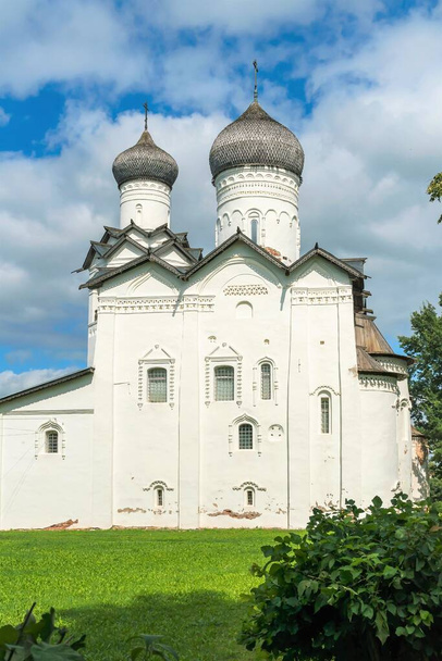 Russia, Staraya Russa, August 2021. Vladimir Cathedral of the Transfiguration Monastery. - Valokuva, kuva