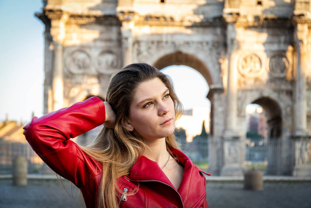 Een jonge vrouw die naar Rome reist. mooie blonde vrouw neemt een foto van zichzelf in de voorkant van de boog van Titus. - Foto, afbeelding