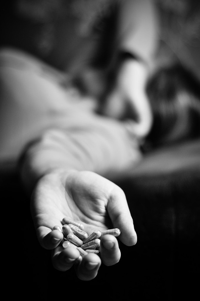 triste joven sostiene en su mano una tableta
 - Foto, Imagen