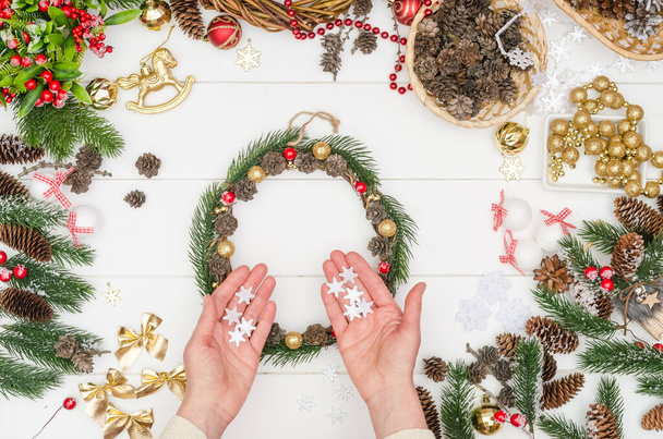 Making a small Christmas wreath step by step, step 9 - take white plastic snowflakes - Valokuva, kuva