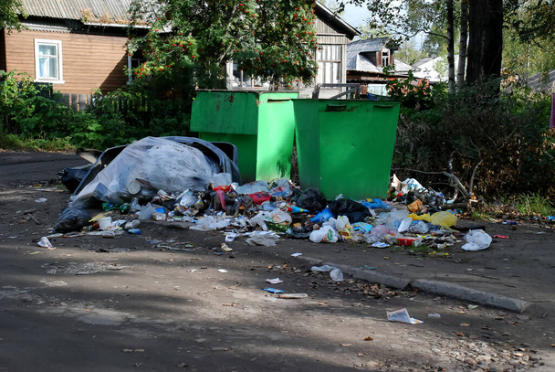 металлические мусорные баки в куче мусора - Фото, изображение