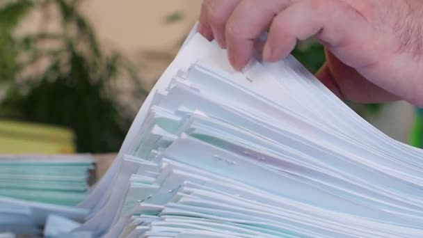 Büro. Männliche Hände nehmen eine riesige Garbe Papier in Nahaufnahme auf. - Filmmaterial, Video