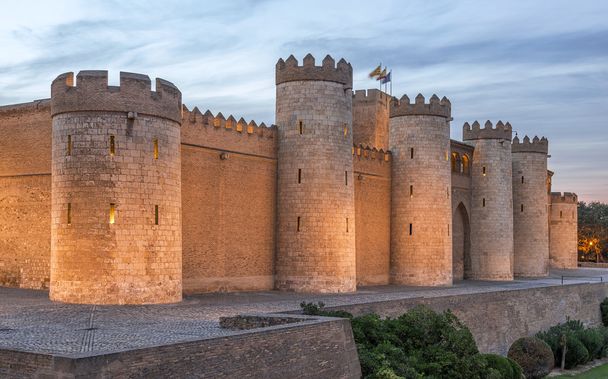 Aljaferia Palace в Сарагосе, Испания
 - Фото, изображение