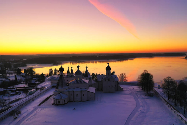 ferapontovo téli kolostor táj, felső nézet karácsony vallás építészet háttér - Fotó, kép