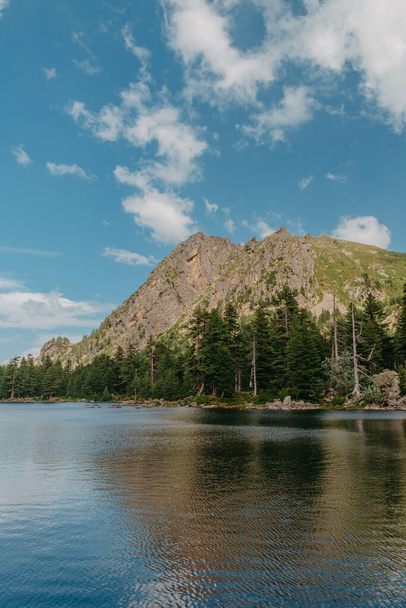 Majestic mountain lake. scenery of high mountain with lake and high peak - Fotó, kép