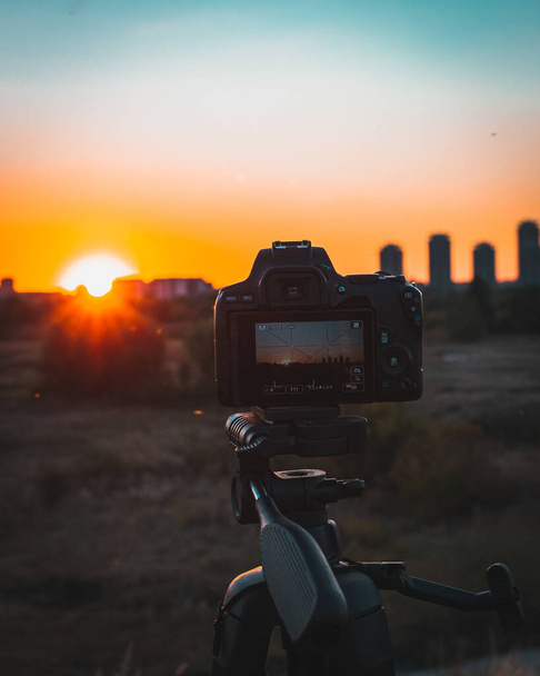 A camera setup capturing the mesmerizing sunset in the evening - Foto, Imagem