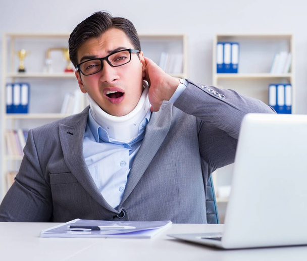 Businessman with neck injury working in the office - Foto, Imagem