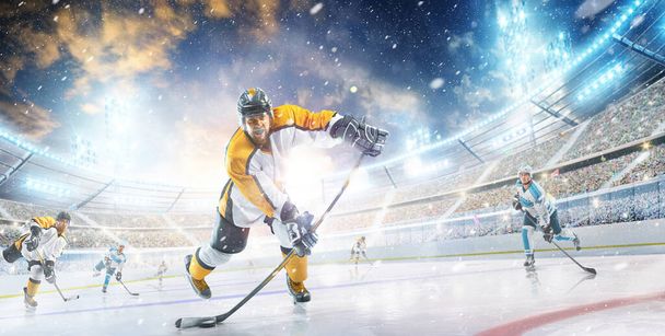 Jugador de hockey con casco y guantes en el estadio de invierno. Concepto deportivo. Atleta en acción. Invierno - Foto, Imagen