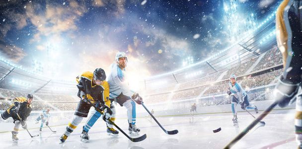 Twee professionele ijshockeyspelers op ijs. Vecht voor de puck. Concept sport, gezonde levensstijl, actie - Foto, afbeelding