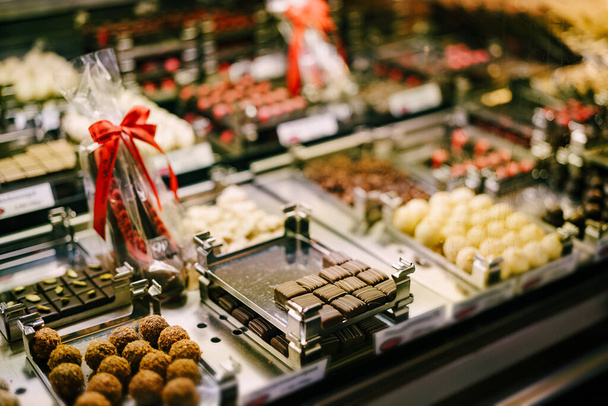 Διάφορα σοκολατάκια στην βιτρίνα ενός ζαχαροπλαστείου - Φωτογραφία, εικόνα
