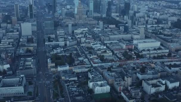 Kék tónusú reggeli légi felvétel a belvárosról modern belvárosi felhőkarcolókkal és a történelmi Kultúra és Tudomány Palotájával. Varsó, Lengyelország - Felvétel, videó