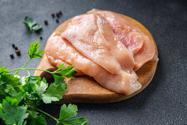 ωμό στήθος κοτόπουλου φέτες κρέας πουλερικών υγιεινό γεύμα σνακ διατροφής στο τραπέζι αντίγραφο χώρο τροφίμων φόντο ρουστίκ. κορυφή θέα keto ή paleo διατροφή - Φωτογραφία, εικόνα