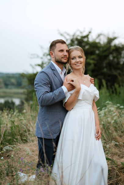 Braut und Bräutigam beim Waldspaziergang - Foto, Bild