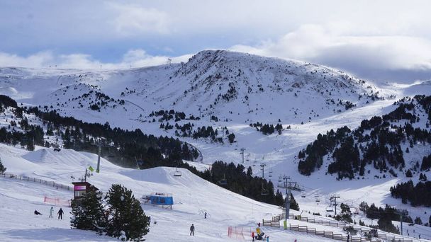 アンドラのスキー場やGrandvaliraの山の雪景色 - 写真・画像