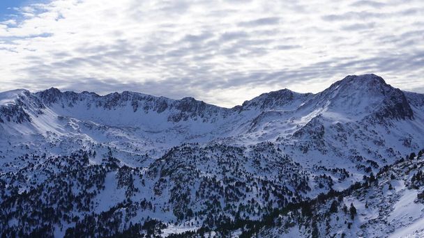 Paisaje nevado de las pistas de esquí y montañas de Grandvalira en Andorra - Foto, imagen