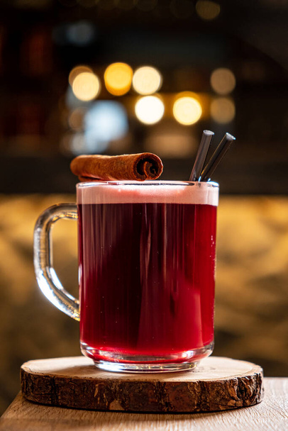 mulled wine with cinnamon  and orange - Foto, afbeelding
