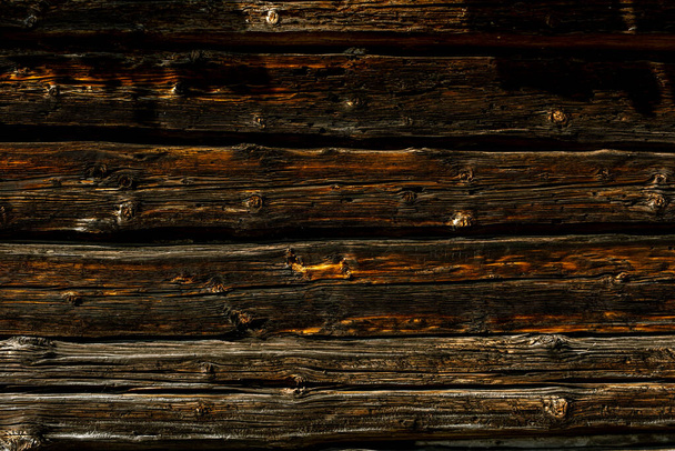 Nahaufnahme Bild der alten rustikalen Holzbohlen von Karies gefressen - Foto, Bild