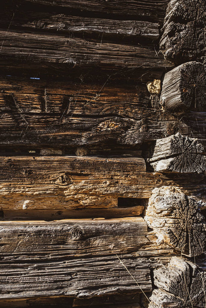 Close-up foto van oude rustieke houten planken opgegeten door cariës - Foto, afbeelding