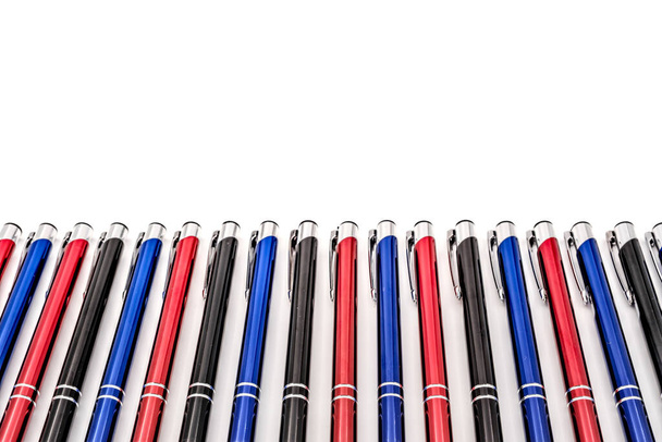 metal pens arranged on white background - Foto, afbeelding