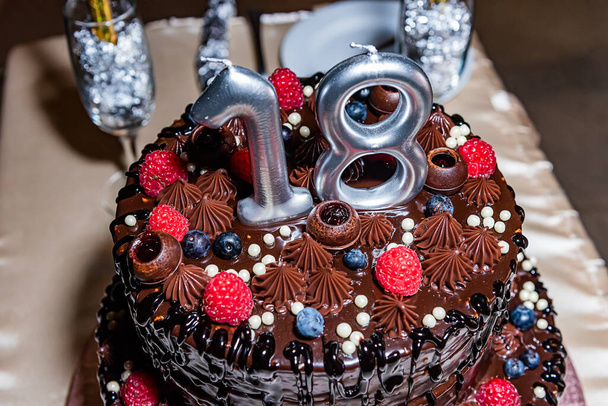 Τούρτα γενεθλίων ενηλίκων από σοκολάτα και φρούτα - Φωτογραφία, εικόνα