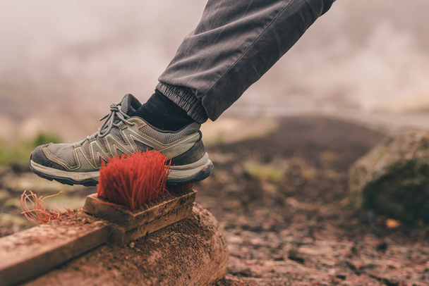 Osoba čištění sportovní obuv v venkovní kartáč nastavení pro čištění obuvi z trosek nebo nečistot. - Fotografie, Obrázek