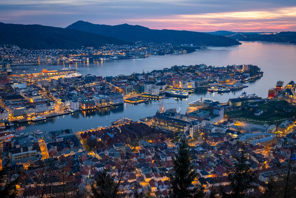 Zonsondergang boven de prachtige stad Bergen in Noorwegen - Foto, afbeelding