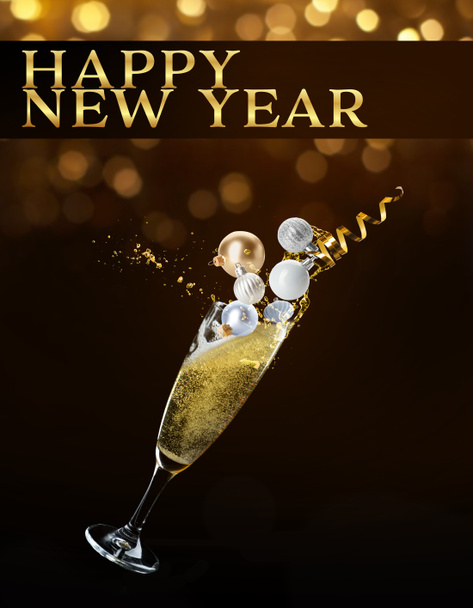 Cartão de saudação para celebração de Ano Novo com copo voador de champanhe e decorações em fundo escuro - Foto, Imagem