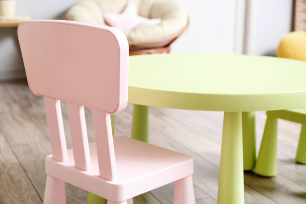 Innenausstattung des Kinderzimmers mit Tisch und Stuhl - Foto, Bild