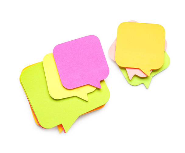 Beyaz arkaplanda konuşma balonu şeklinde renkli yapışkan notlar - Fotoğraf, Görsel