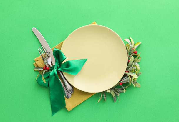 Bella tavola di Natale impostazione con vischio su sfondo verde - Foto, immagini
