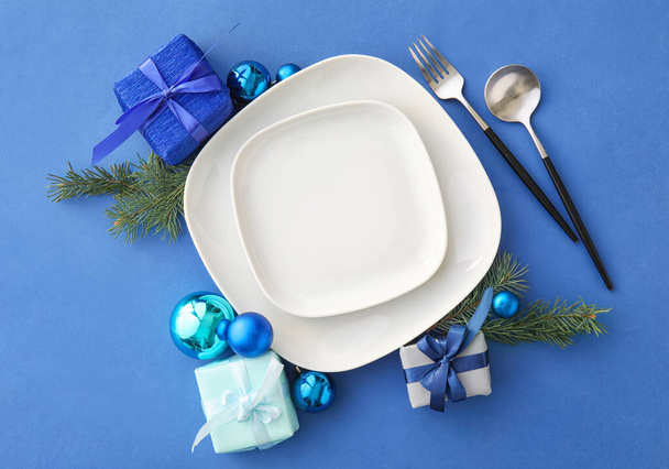 Όμορφη ρύθμιση τραπέζι των Χριστουγέννων με διακόσμηση σε μπλε φόντο - Φωτογραφία, εικόνα