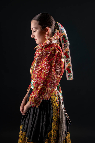 Giovane bella donna slovacca in abito tradizionale. Folclore slovacco - Foto, immagini