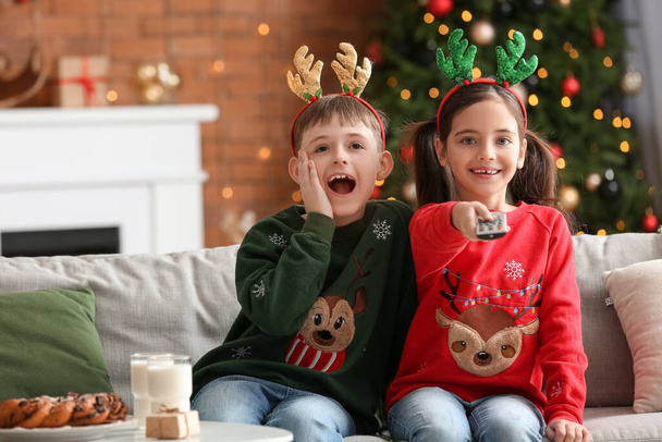 Šťastné malé děti sledující televizi doma na Štědrý večer - Fotografie, Obrázek